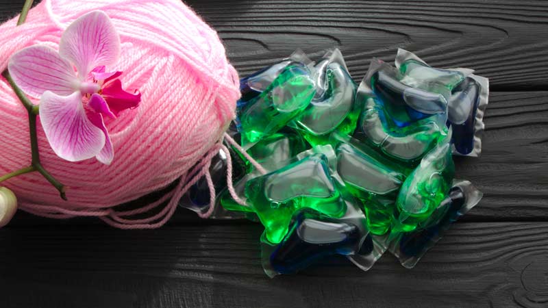 novela de lã e detergente em cápsulas